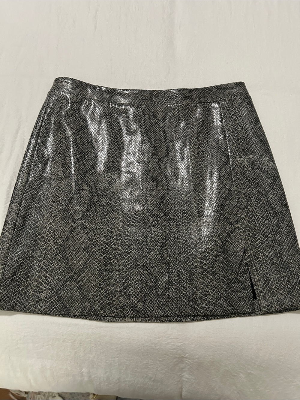 BCBGMaxAzria Metallic snake print Black/ gray Mini Skirt sz 6